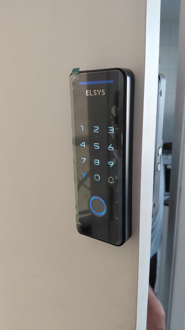 Fechadura digital Elsys com teclado numérico iluminado em porta clara