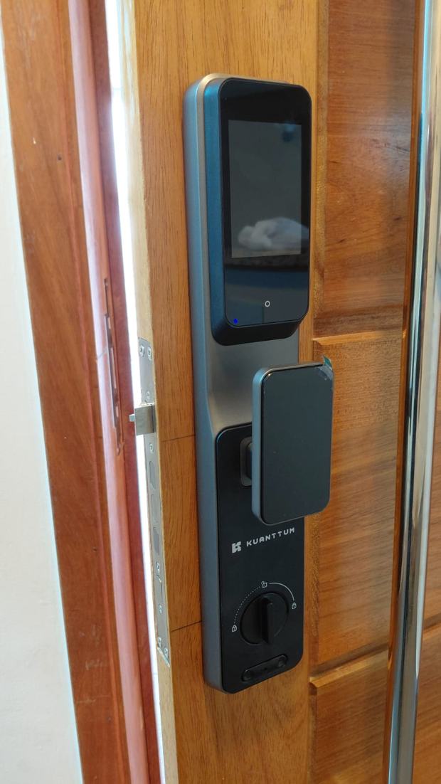 Fechadura digital com câmera e visor instalada em porta de madeira