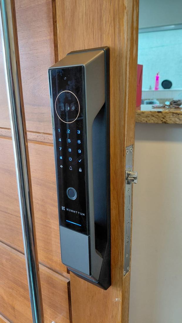 Fechadura digital com leitor biométrico em porta interna de madeira