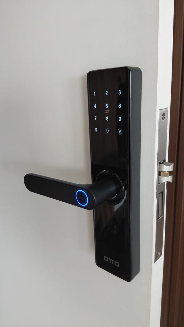 Fechadura digital OTTO preta com maçaneta em porta branca