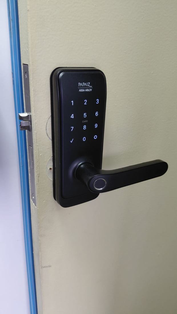 Fechadura digital Intelbras instalada em porta com batente azul