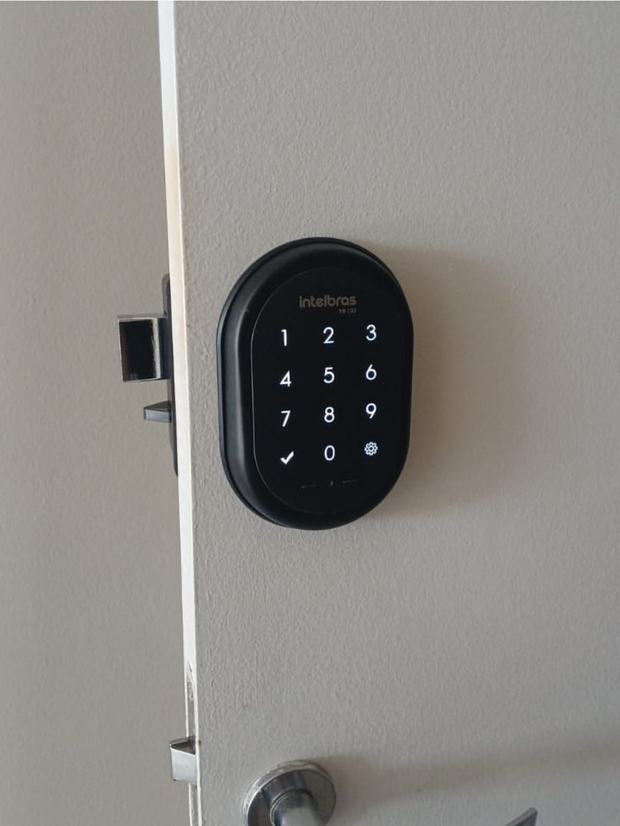 Fechadura digital Intelbras com teclado redondo em porta clara
