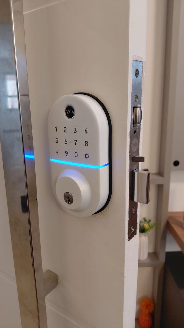 Fechadura digital redonda com faixa de LED azul em porta branca