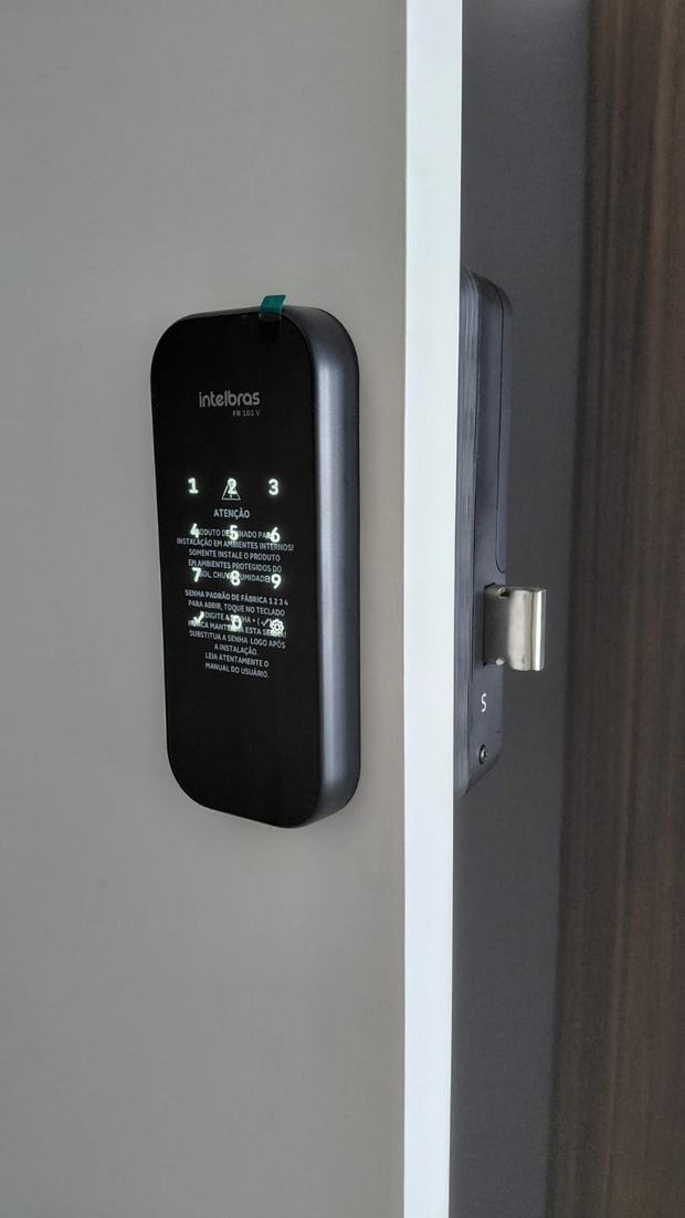 Fechadura digital slim em porta branca de apartamento