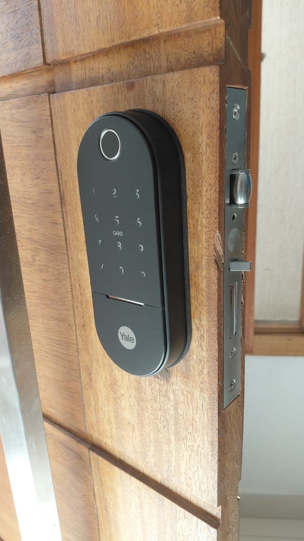 Fechadura digital Yale em porta de madeira clara